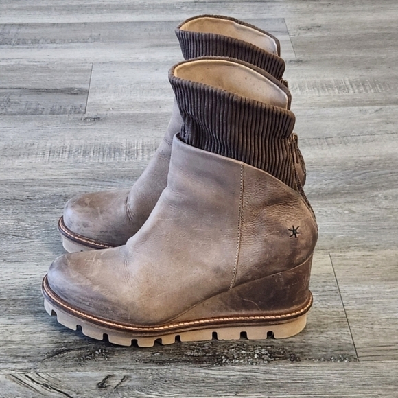 Patrizia Bonfanti Wedge Distressed Ankle Booties - Picture 1 of 13